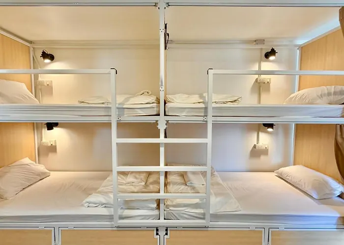 Arta Hostel *